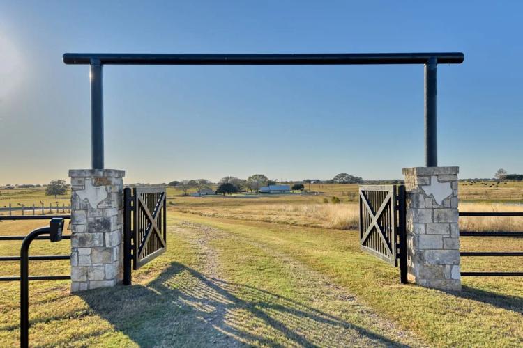 60 ACRE LUXURY RETREAT IN PRAHA, TEXAS!