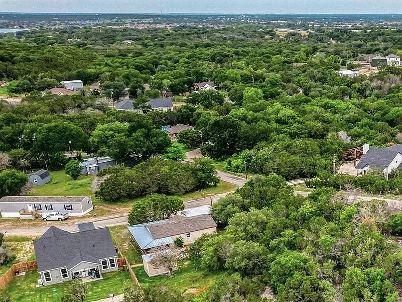 Peaceful Granbury, TX Residential Lot Near Lake Amenities in Comanche Cove