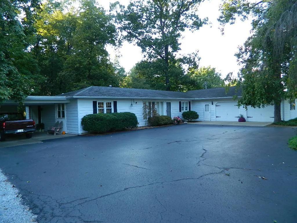 4 Bedrooms2F 2H Bathroom on 3.90 Acres at 1077 County Road 1850E