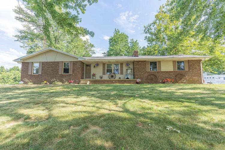 7 acres, 3 bed 2 bath with an attached garage and large barn with horse stalls in Salem, IL