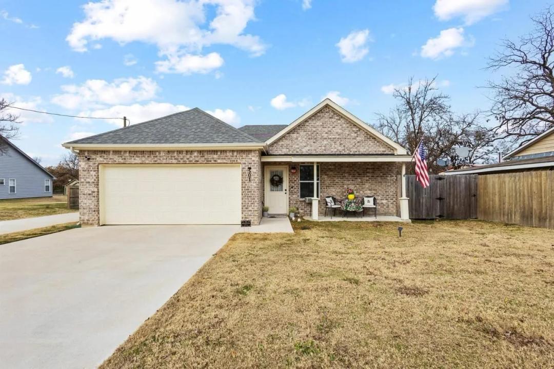 501 E 15th Street Bonham, TX 75418