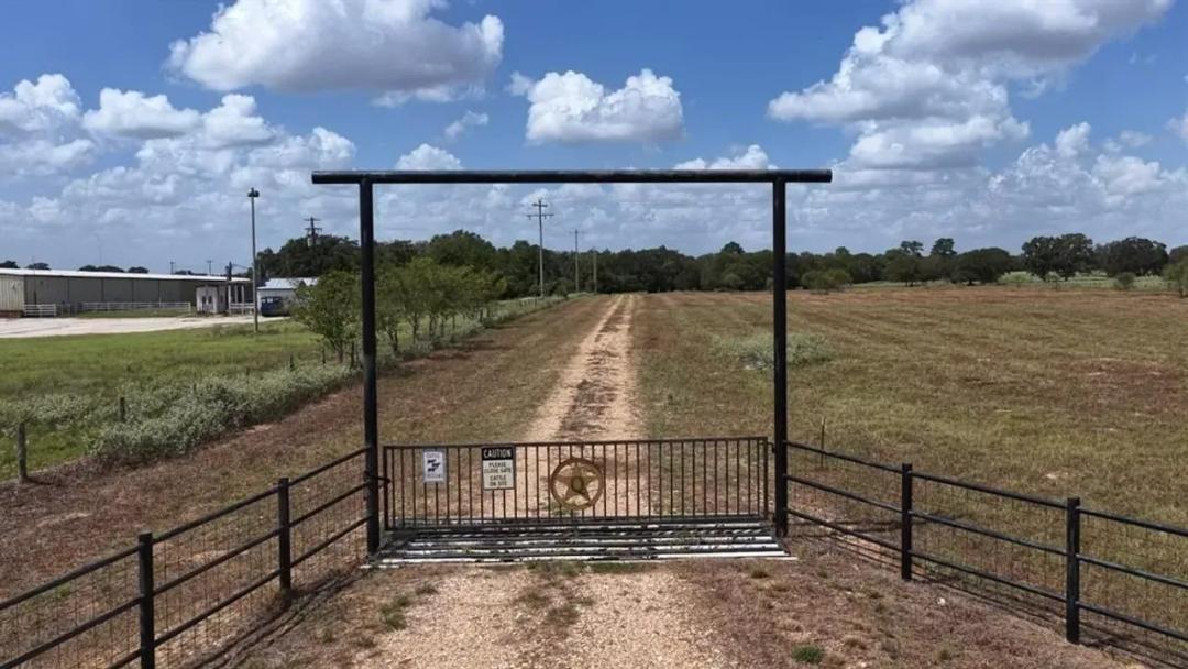 2496 Highway 304, Smithville, Texas 78957