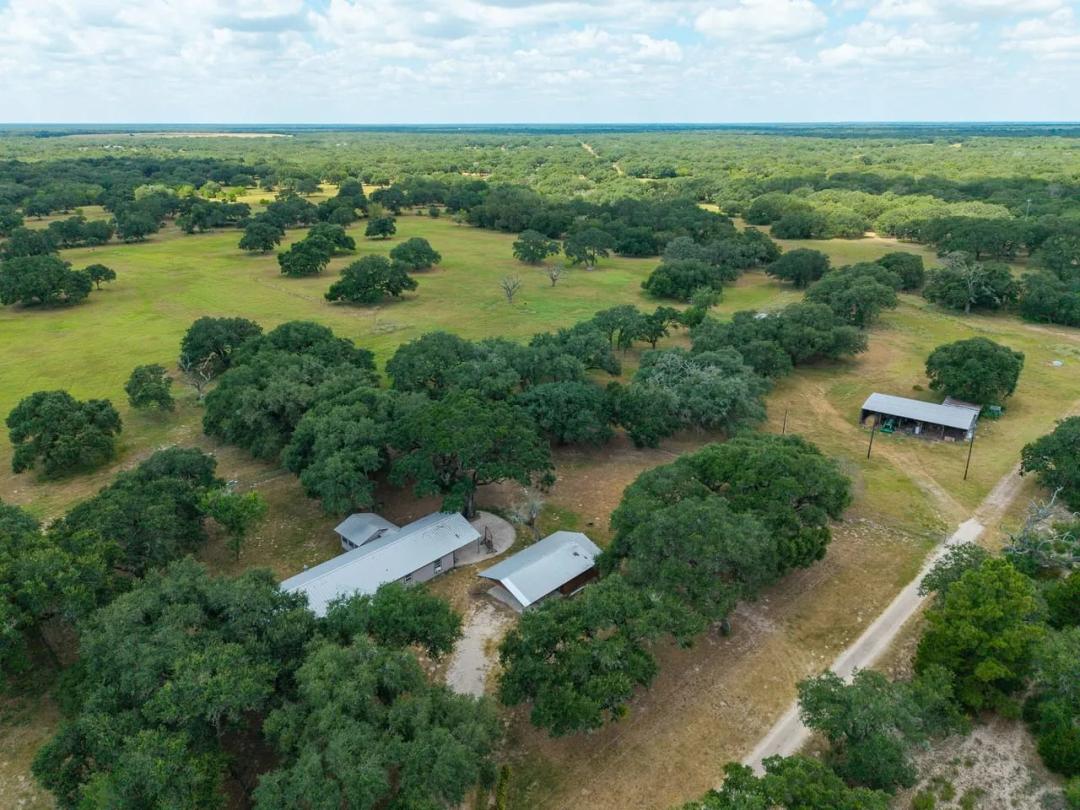 10338 FM 2437, Hallettsville