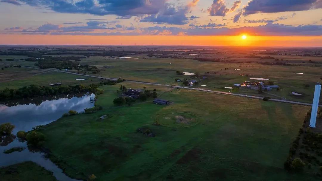 CUSTOM HOME WITH PRIVATE LAKE ON 29± ACRES - PERRY, OK