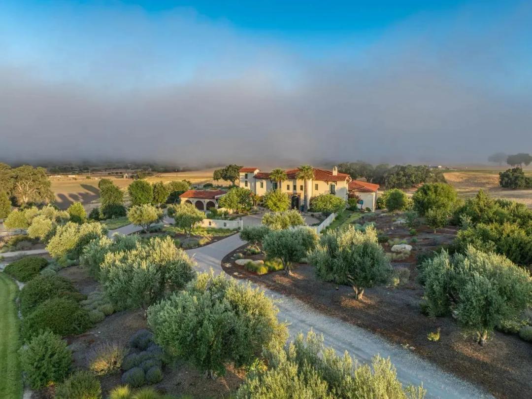 WHERE LUXURY MEETS LAND