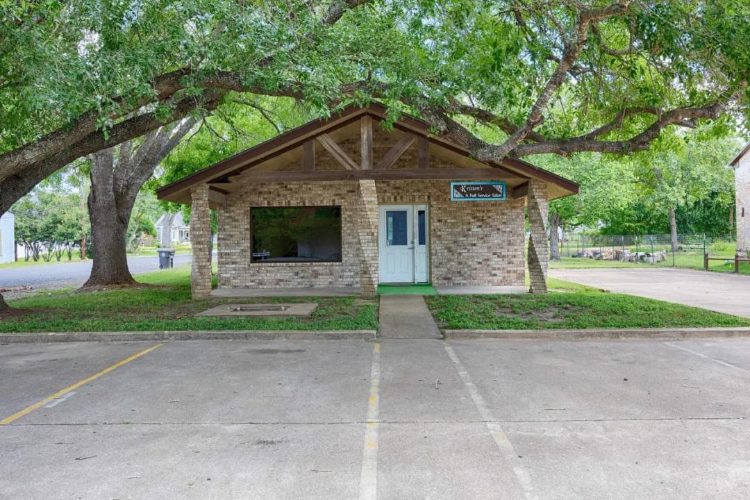737 N Main, Schulenburg -  Established Hair Salon!