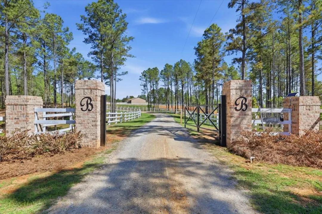 354 Acres with a Home in Madison County at 333 Beaverdam Road in Camden, MS