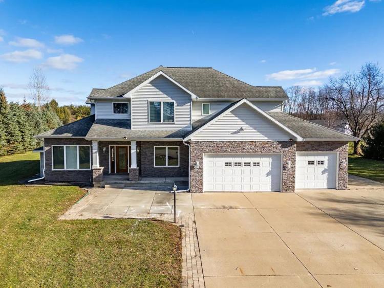 Beautiful 4 Bedroom Home in Wynsong Subdivision in Baraboo WI