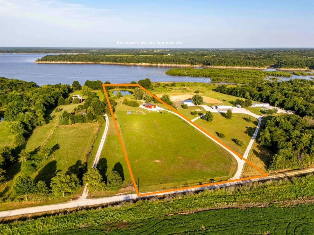 Scenic 8.61± Acres with Barn, Pond, and River Views – Monroe County
