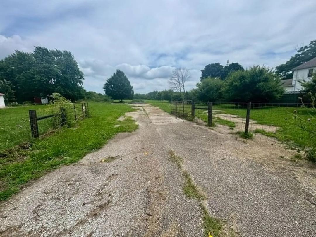 .9+- acre lot edge of Rushville IL