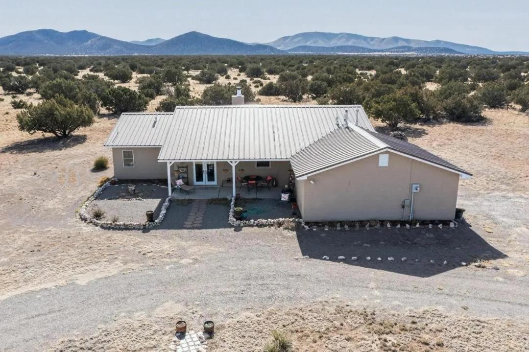 Price Reduced! Country Living at its Best!