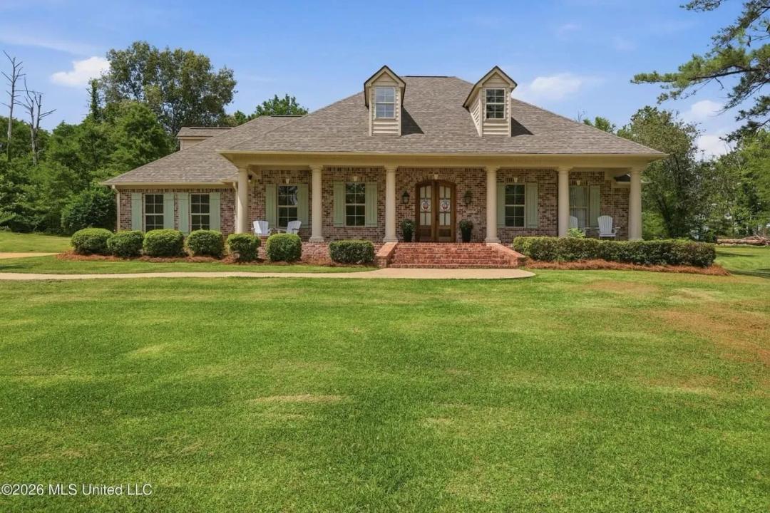 Clinton MS Home for Sale on 1.67 Acres with Pool 