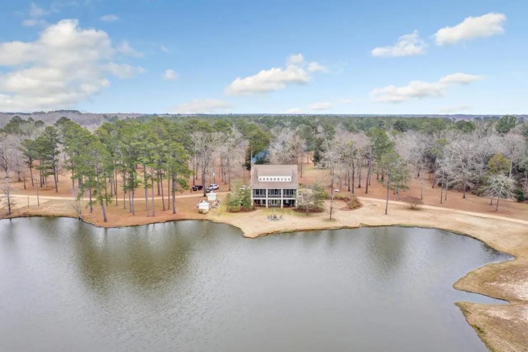 668 Acre Turnkey Hunting Property Sleeps 22 in West AL