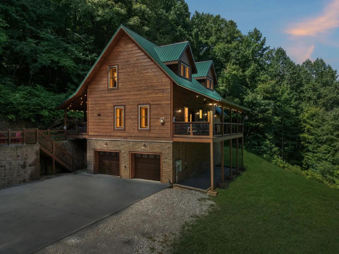 Custom Cabin with Mountain Views in Sevierville, TN for Sale