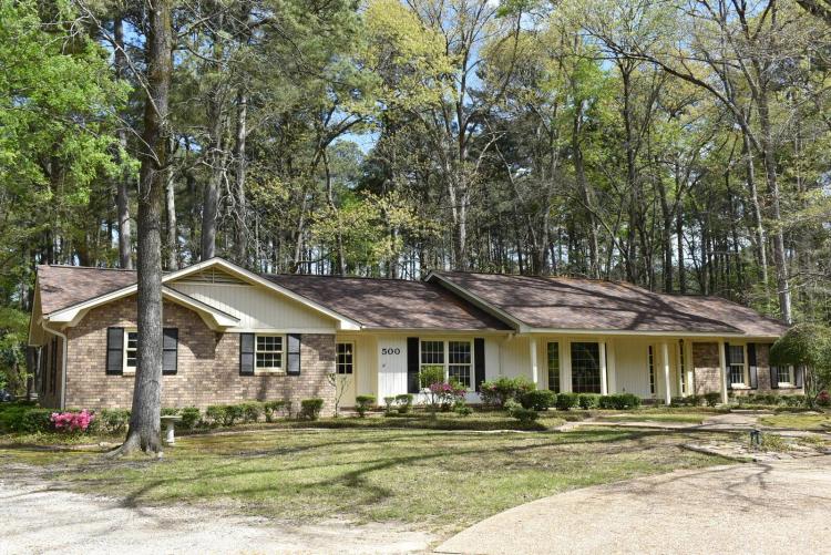 3 Bedrooms2.5 Bathroom on 2.30 Acres at 500 Sue Street