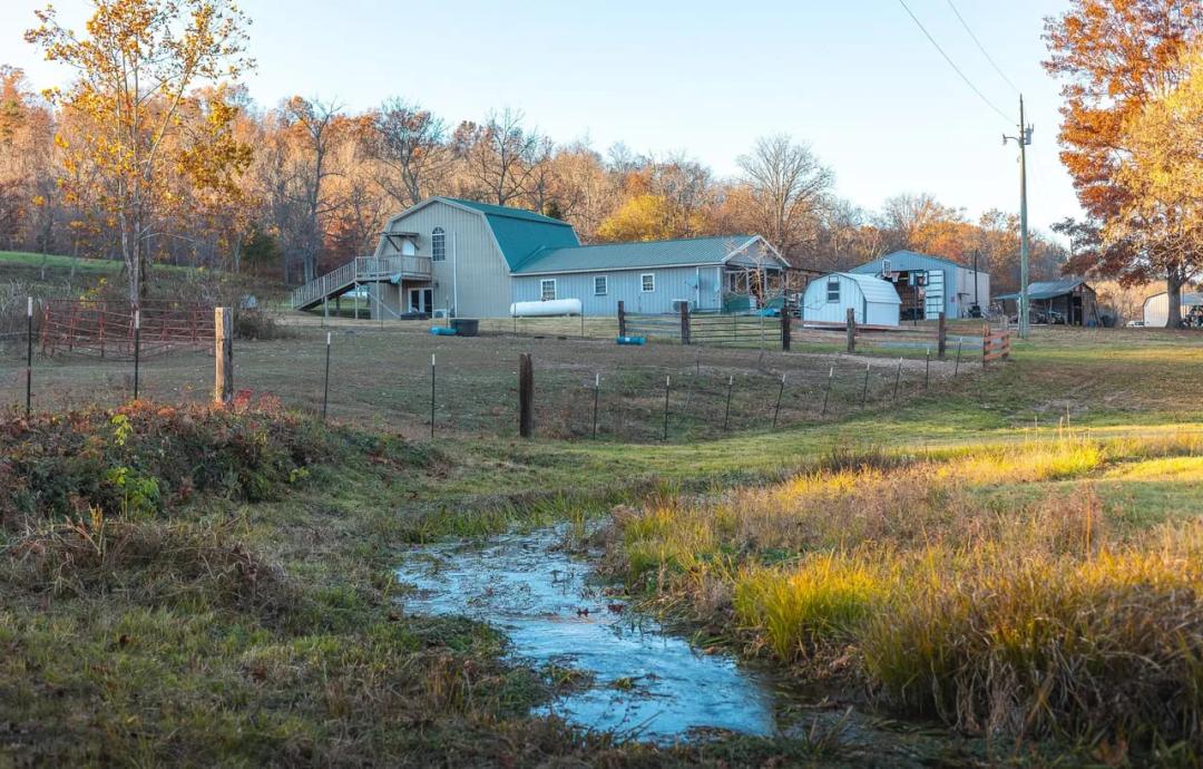 16 Acres, Sinking Creek, home and 900 Gal per minute Spring!