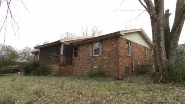 0.60 AC WITH A NICE HOME – SOME REMODELED – FULL CHAIN LINK FENCING WITH GATES BACKYARDrty