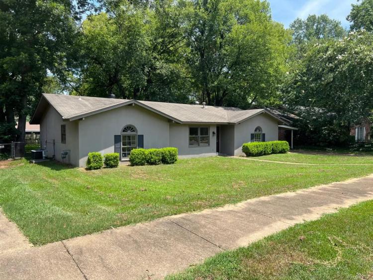 Move in Ready! 3 Bedroom, 2 Bathroom Home in College Grove