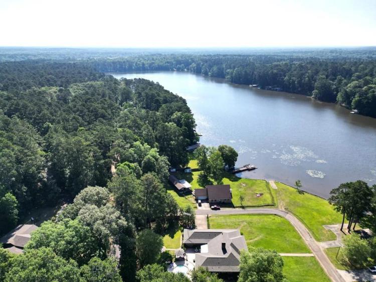 Lakefront Estate with Pool, Boathouse in Southwest MS
