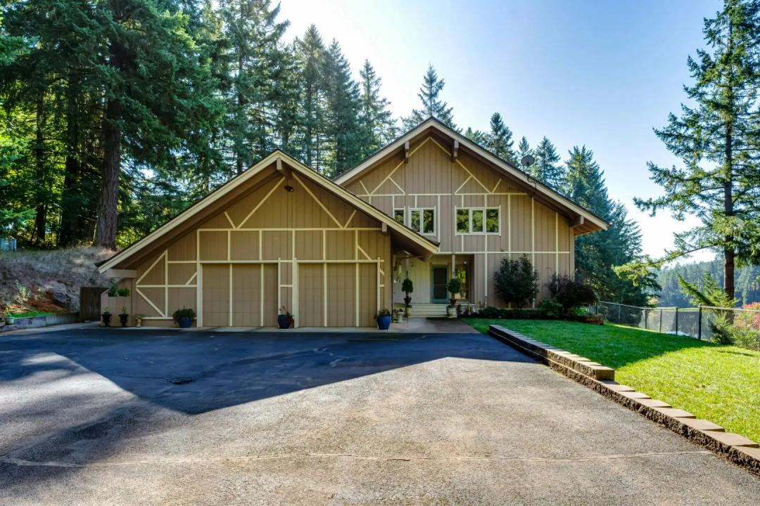 Lakefront Living On Acreage