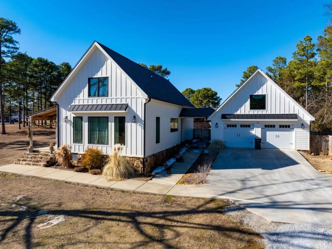 Modern Farmhouse in Double Oaks Estates | 4 Bedrooms, Bonus Room & Lake Access, Cave City, AR