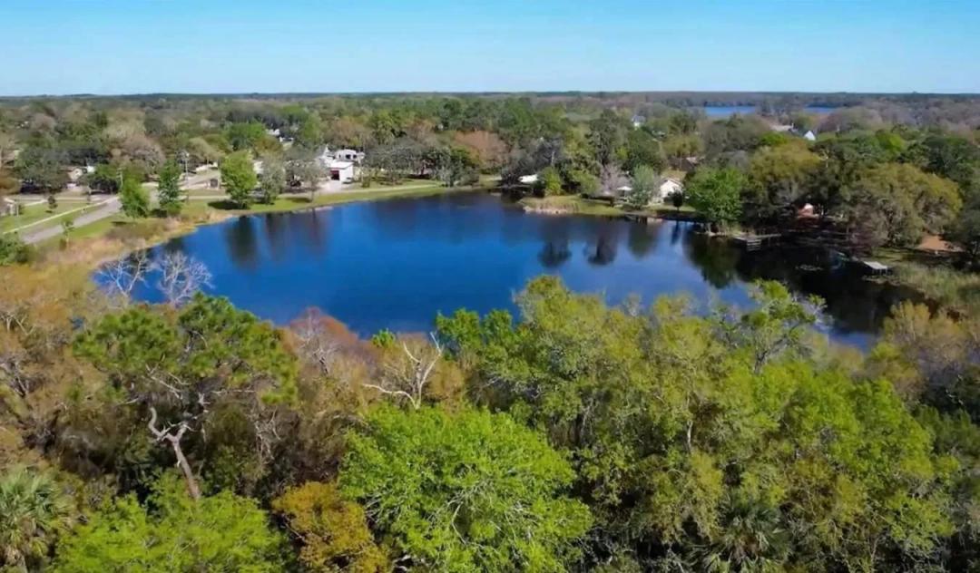 Lakefront Living