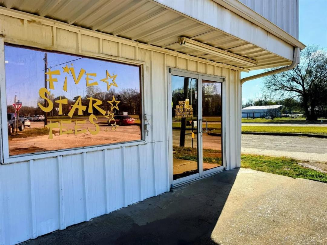 110 N Walnut Street Blossom, TX 75416