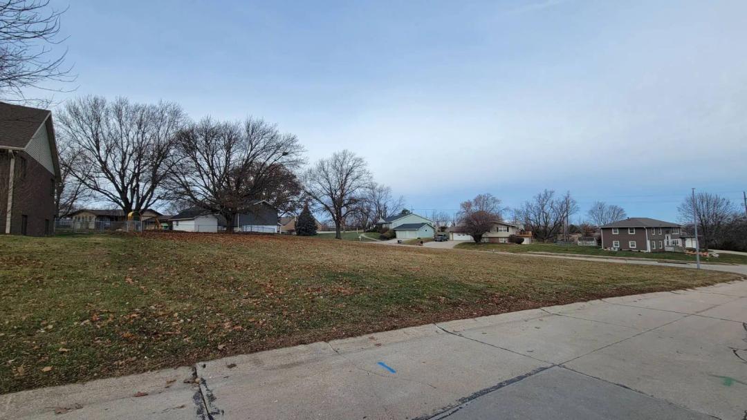 Residential building Lot! Approx 140' x 115' Corner Lot. No HOA!