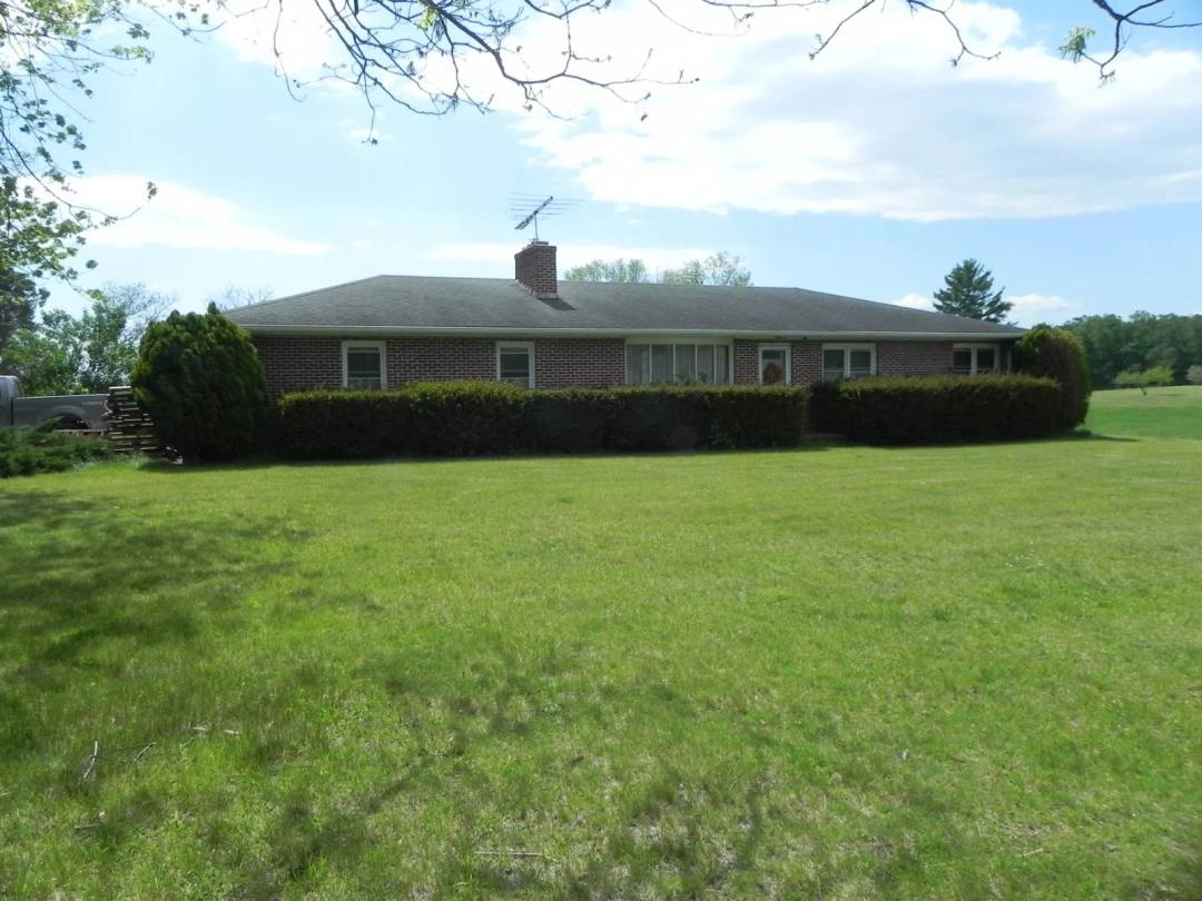 PUBLIC REAL ESTATE AUCTION W/ 3 BEDROOM RANCHER
