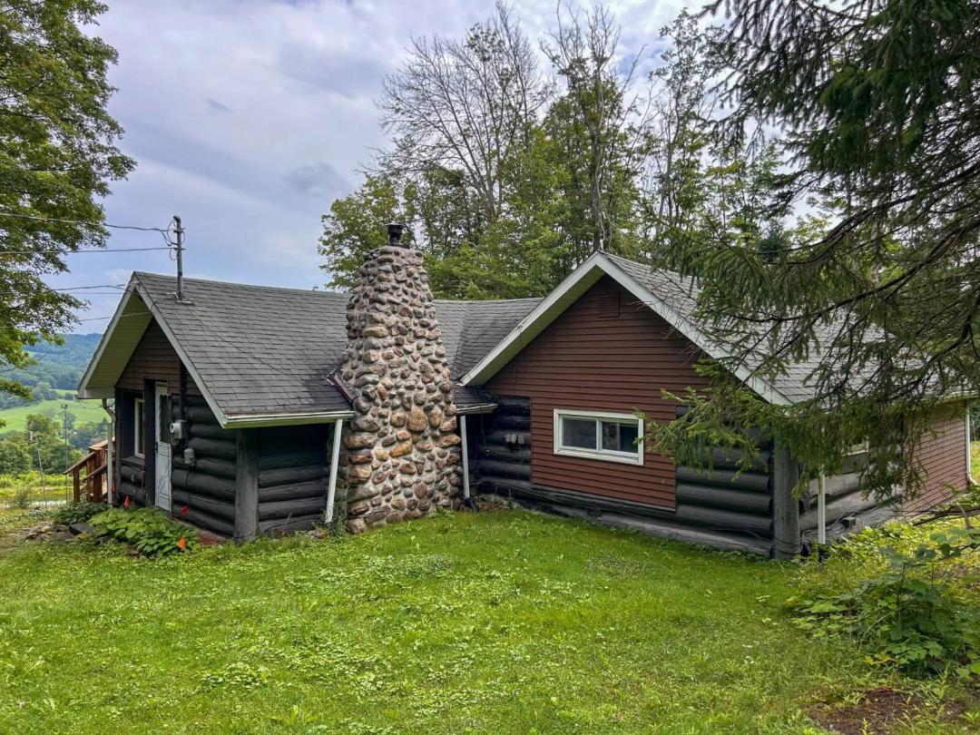 BENNINGTON LOG CABIN ON 3ACRES WITH OUTSTANDING VIEWS