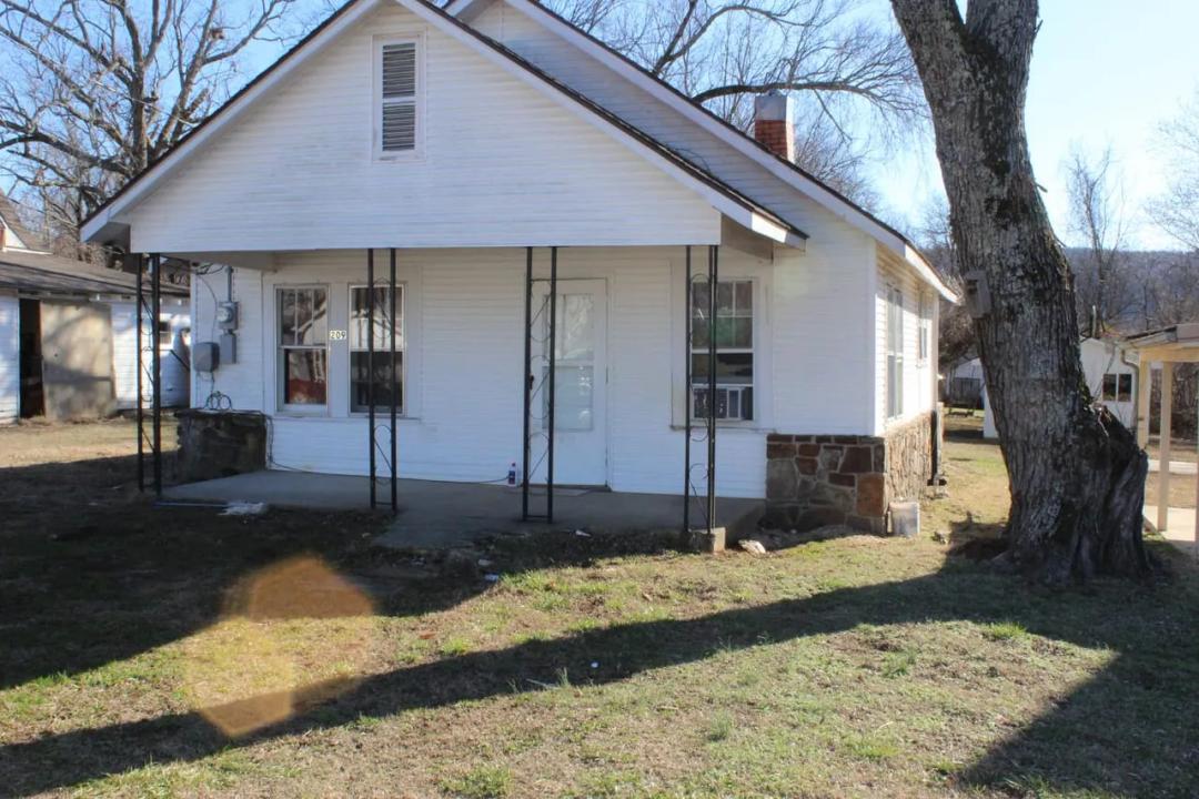 Two Bed One Bath Within Walking Distance of The Elementary School!!