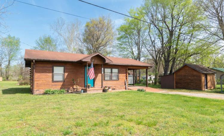 Cute and Cozy Log-Style Home in Doniphan