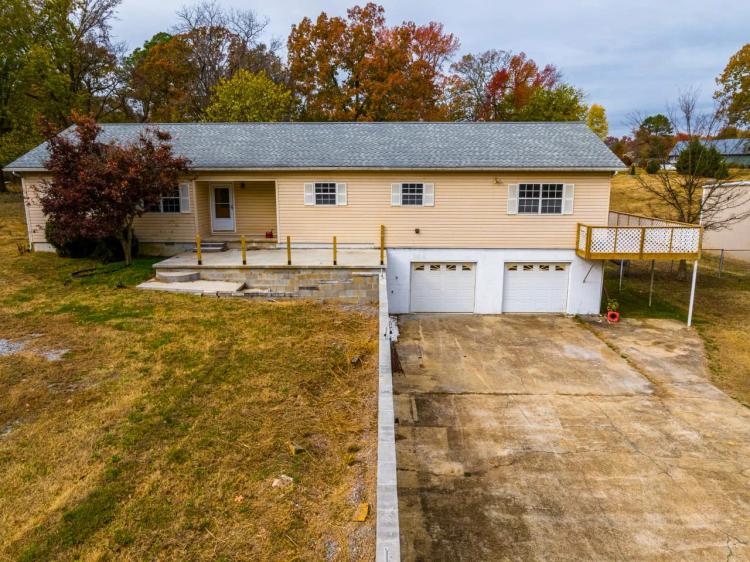 Remodeled 5 bed/3.5 bath home and large shop in Batesville, Arkansas!