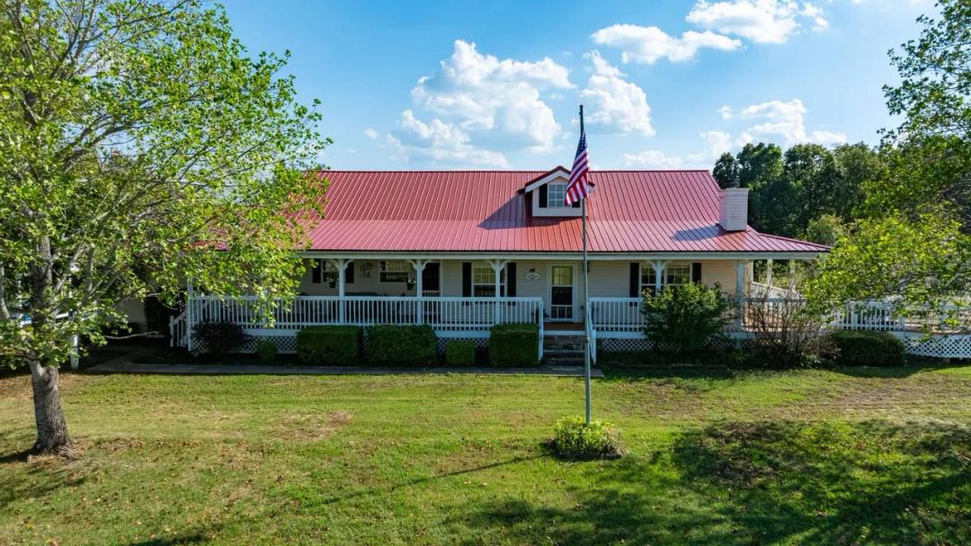 116 +/- Acre Ozark Horse & Cattle Farm | 3 Living Spaces, Covered Arena, Barn & Shop | Viola, AR