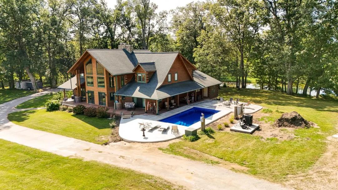 "Eagles Nest" Log Cabin - Beautiful 6,557 Log Home For Sale - Rochester, Indiana - Fulton County