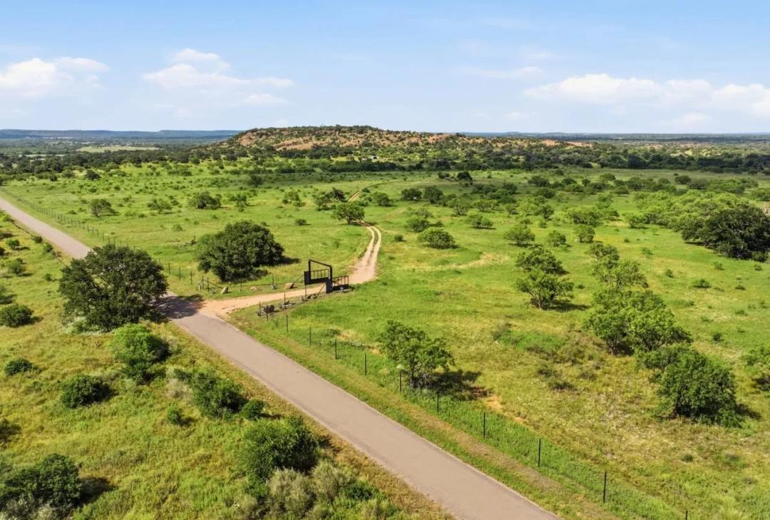 272 Scenic Acres With Tiny Home 15 Minutes from Llano