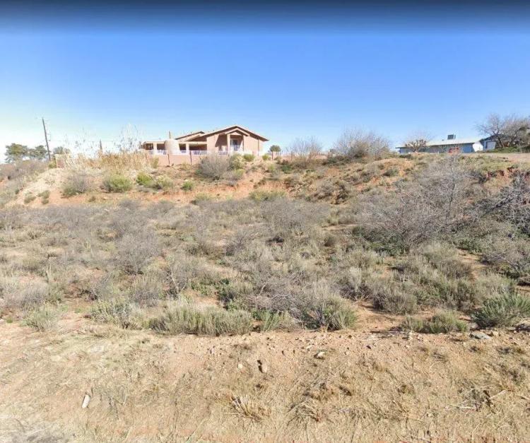 Large 2.55 acre lot for a new home build just minutes in the hills, south of downtown Globe