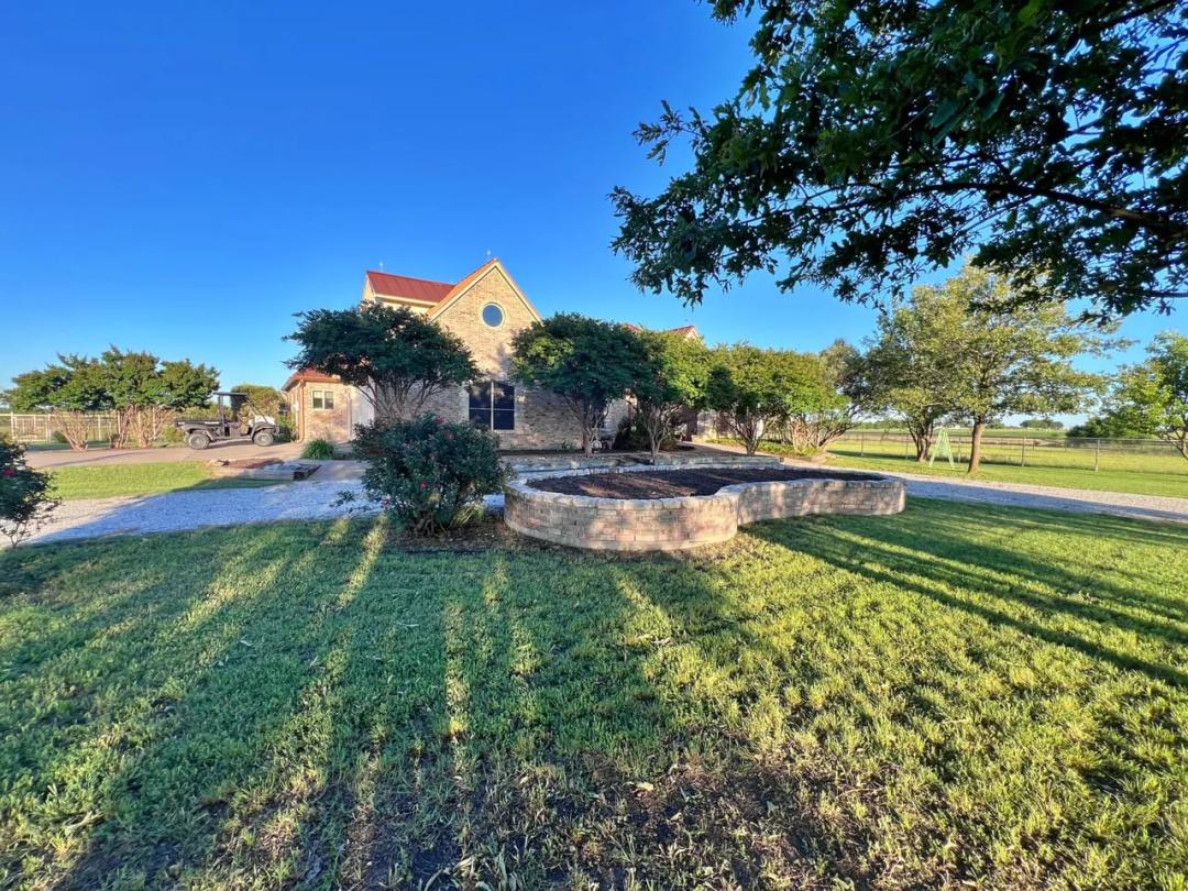 Home on acreage for sale in Era, TX