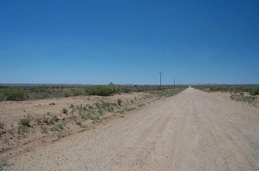 Rio Rancho New Mexico land - 1 full acre - Houses in the area - Power nearby