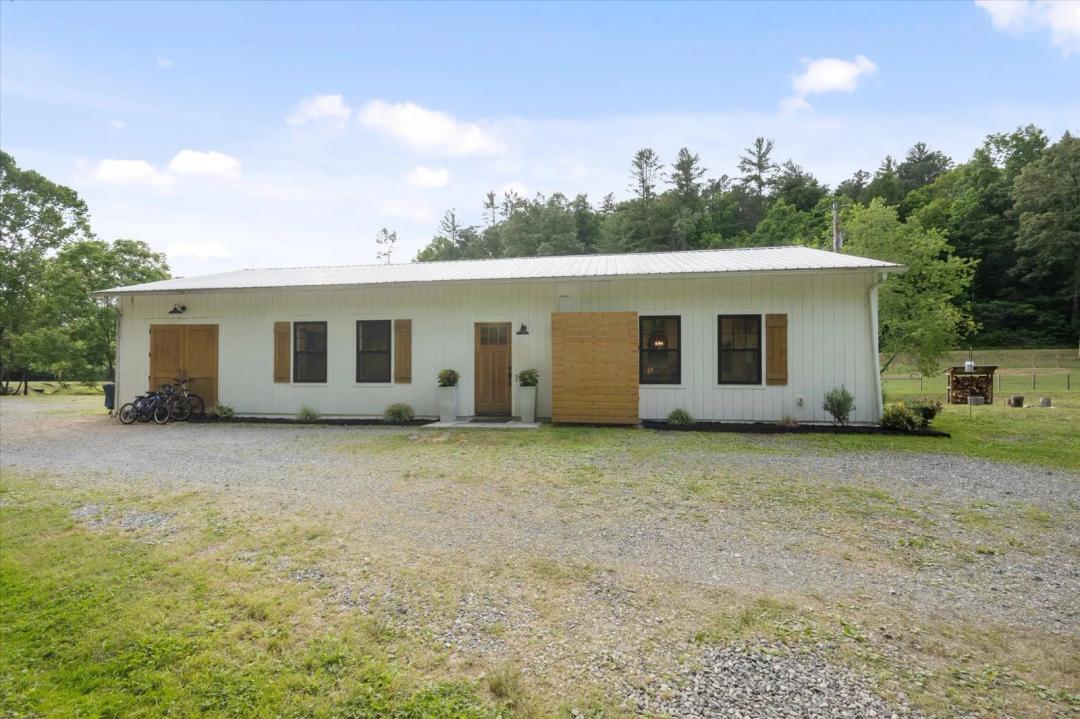 2 Bedrooms1 Bathroom on 52.20 Acres at 942 Paint Fork Rd