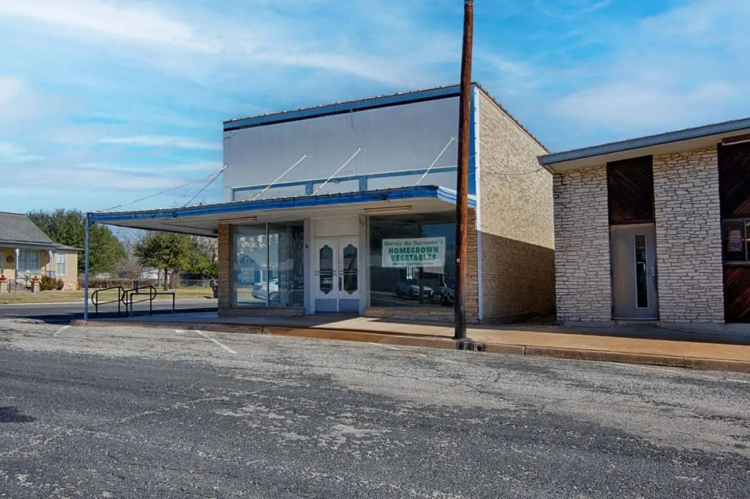 702 Upton, Schulenburg - Prime Downtown Commercial Property