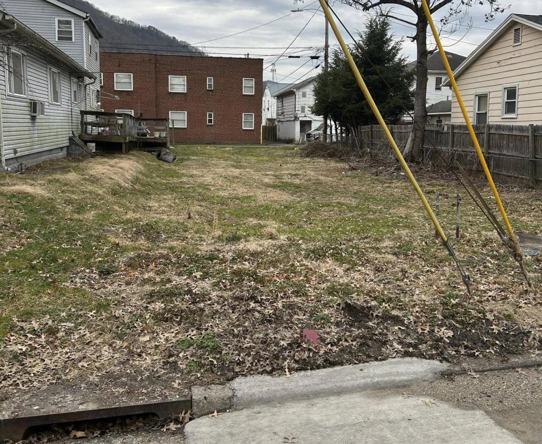 Lot in Montgomery WV