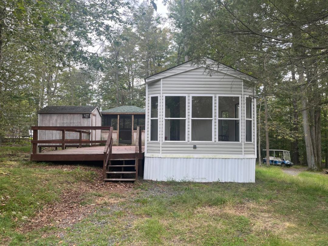 Eagle Lake Creek Front Park Model RV Close to Beach 1 Clubhouse