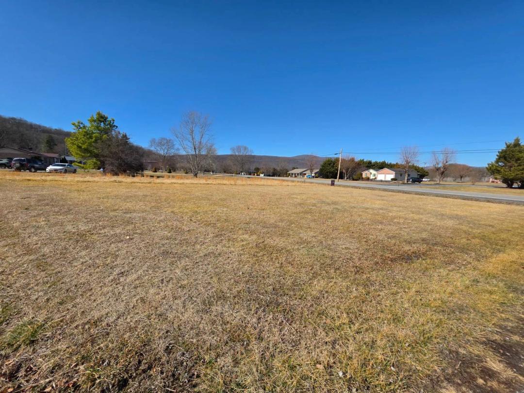 SUPER CONVENIENT HOMESITE!