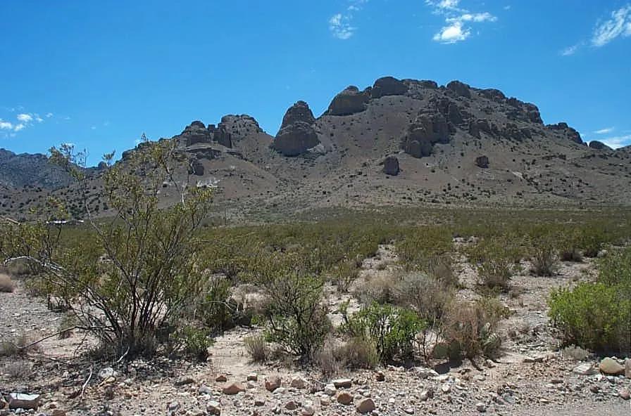 Quality 1/2 acre buildable, mobiles modulars allowed with desert mountain views