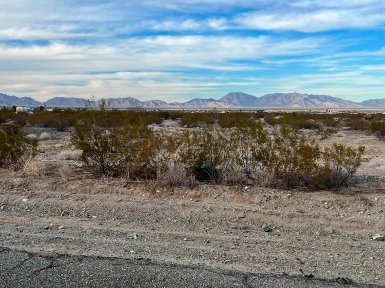 Central Arizona Multi-use Lot on Paved Road - Power Available