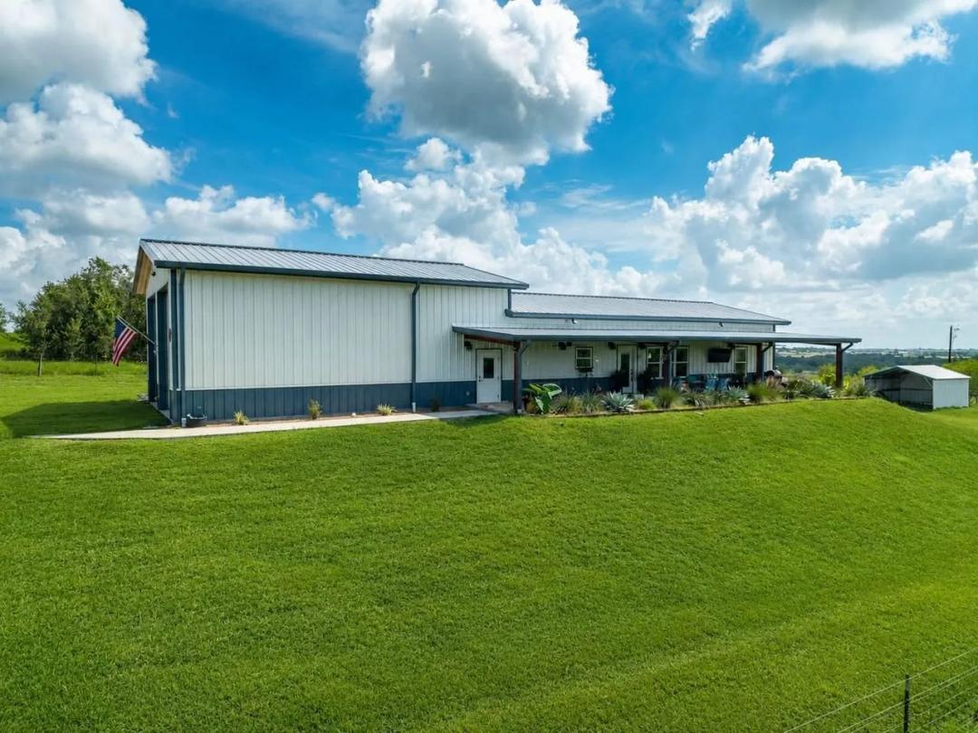 7047 Falke Heinrich Rd, Schulenburg - Barndominium / RV Garage / Pond / 11+ Acres
