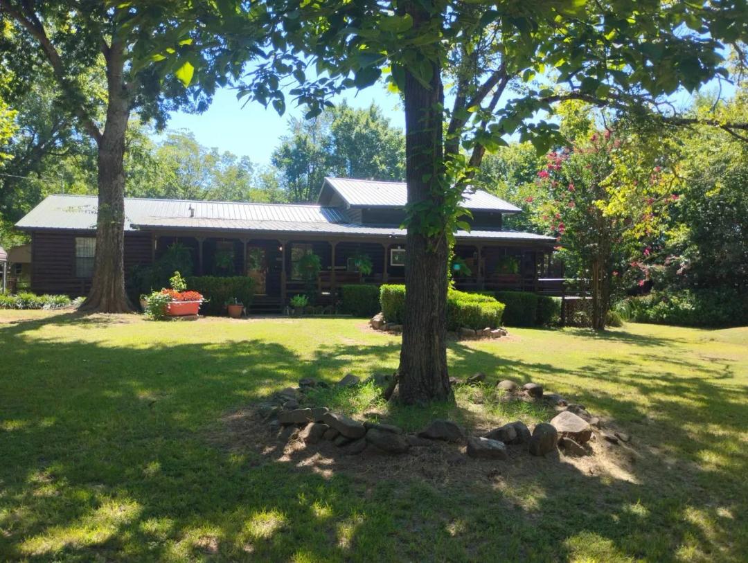 LOG STYLE HOME ON 1.14 ACRES