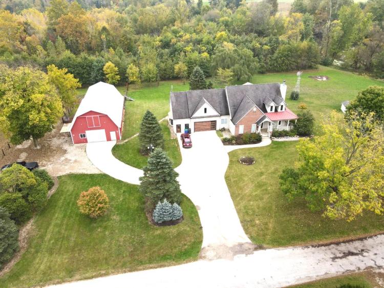 18808 Old State Road 1 Spencerville, IN 46788 Home with 2.5+/- Acres / 3,258 sq ft / 3 beds and 3.5 bath / Allen County