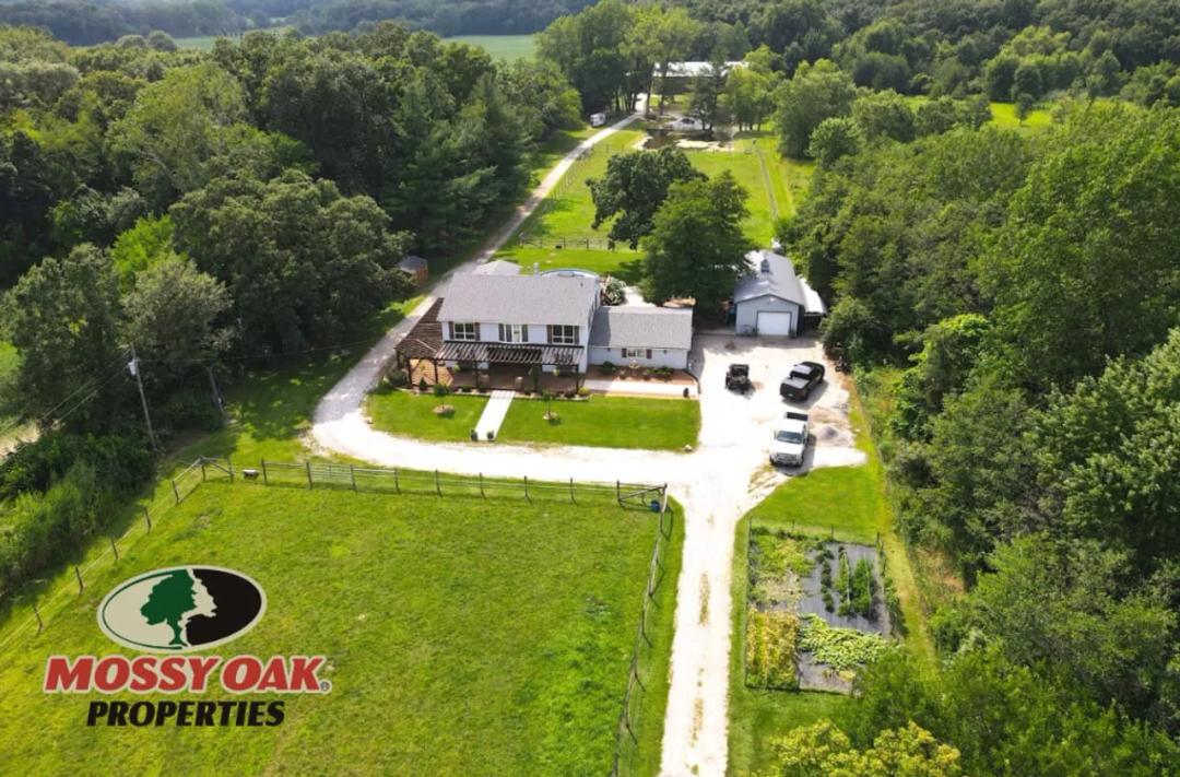 13226 County Line Rd Crown Point, IN 46307 / 2,736 sq ft 4 beds and 1 3/4 bath / Lake County